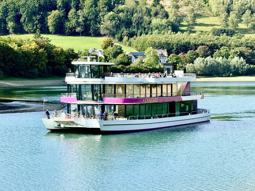 Ausflugsschiff auf dem Hennesee