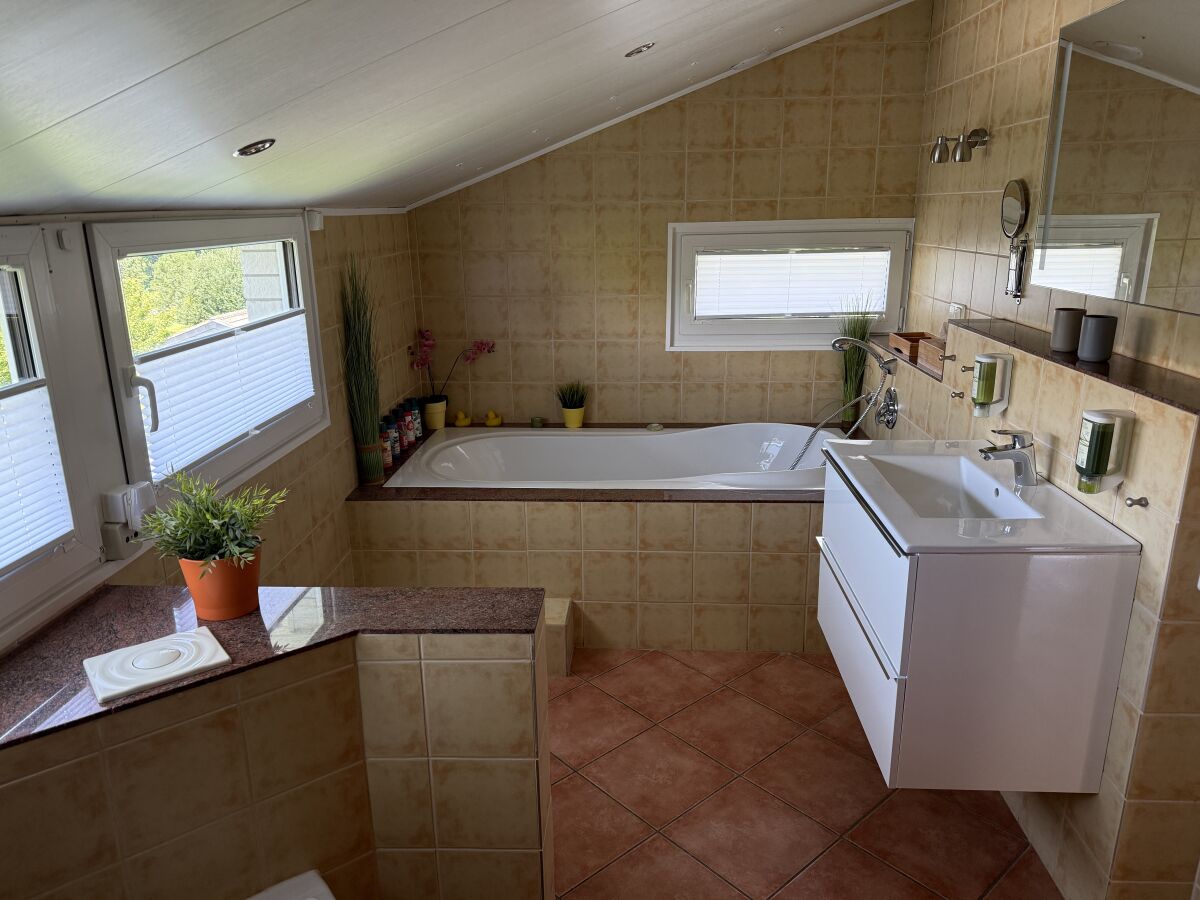 Badezimmer mit Badewanne und separater Dusche
