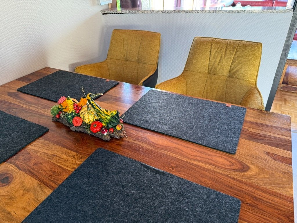 Esstisch mit Blumenschmuck
