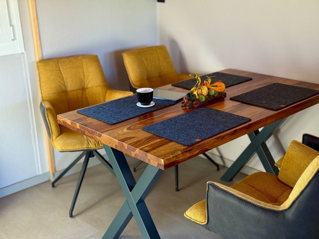 Gedeckter Esstisch mit Herbstdeko