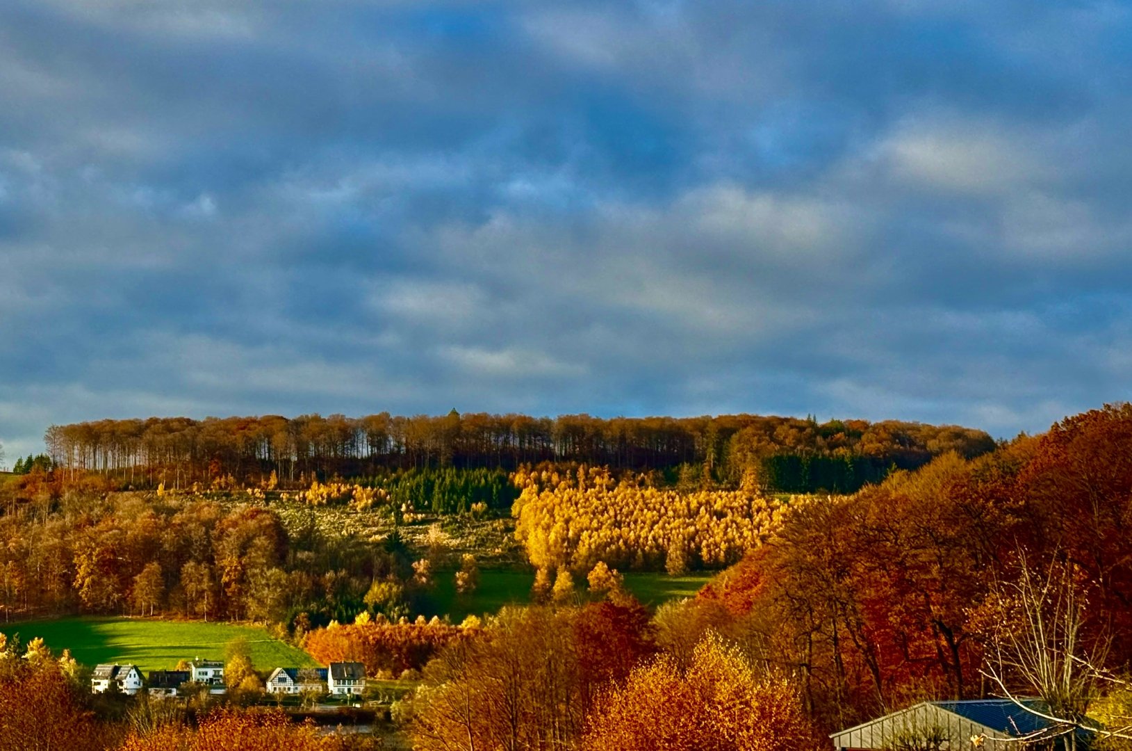 Herbstliche Landschaft rund um den Hennesee