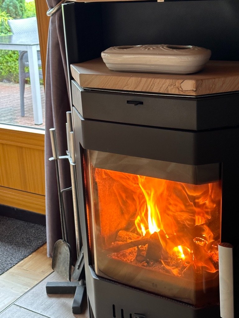 Brennender Kaminofen im Wohnzimmer