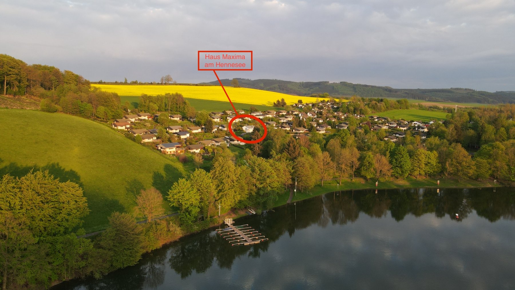 Luftaufnahme mit Markierung der Lage des Ferienhauses Maxima direkt am Hennesee