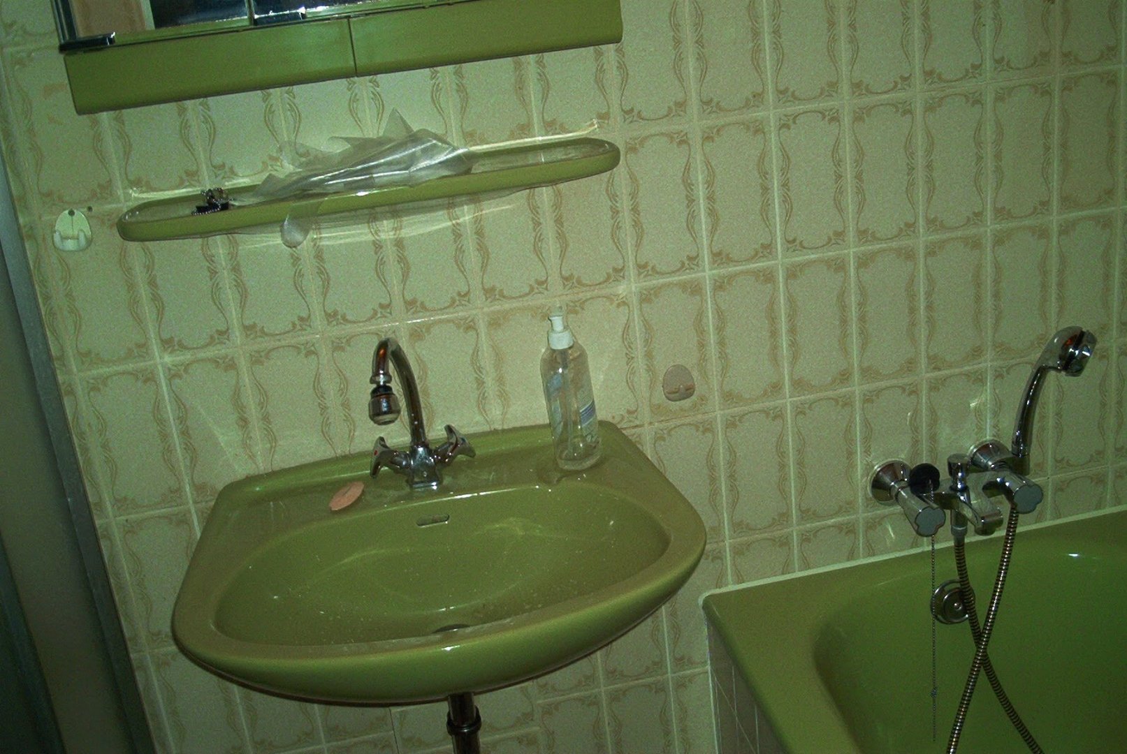 Altes Badezimmer mit grünen Sanitärobjekten im Originalzustand