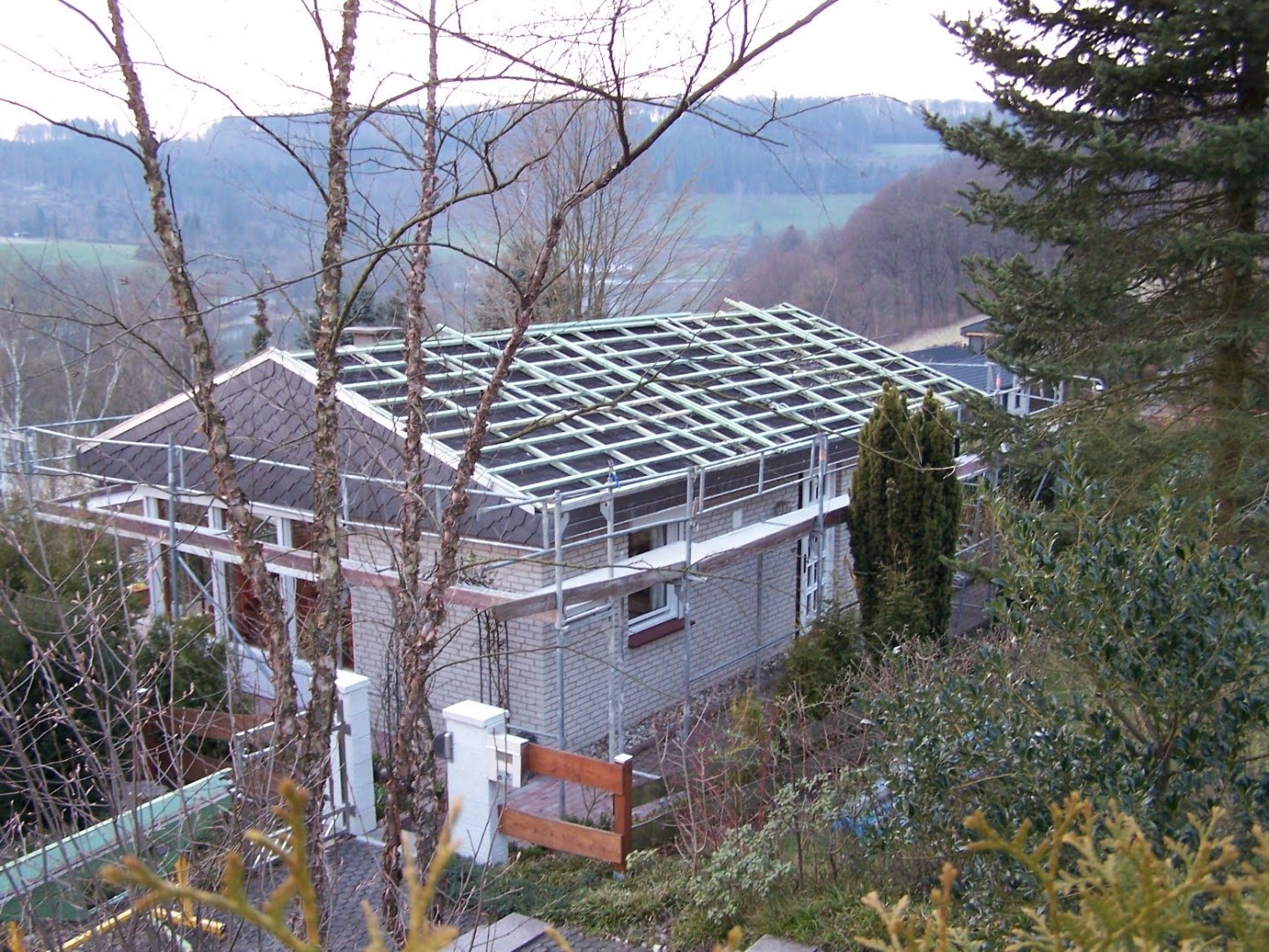 Die neue Dachkonstruktion mit Blick ins Tal