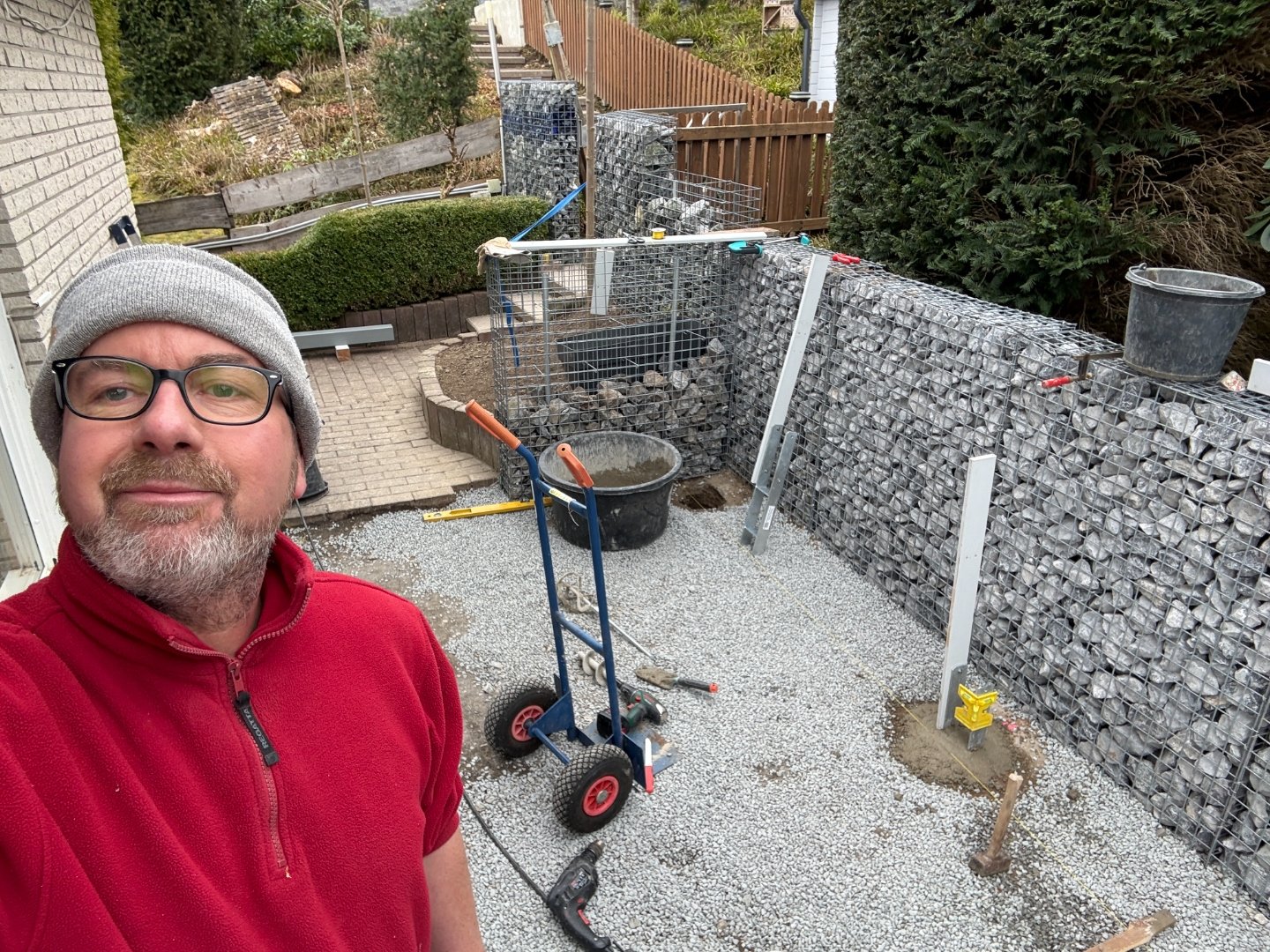 Der Bau der Gabionenwand für die Terrasse