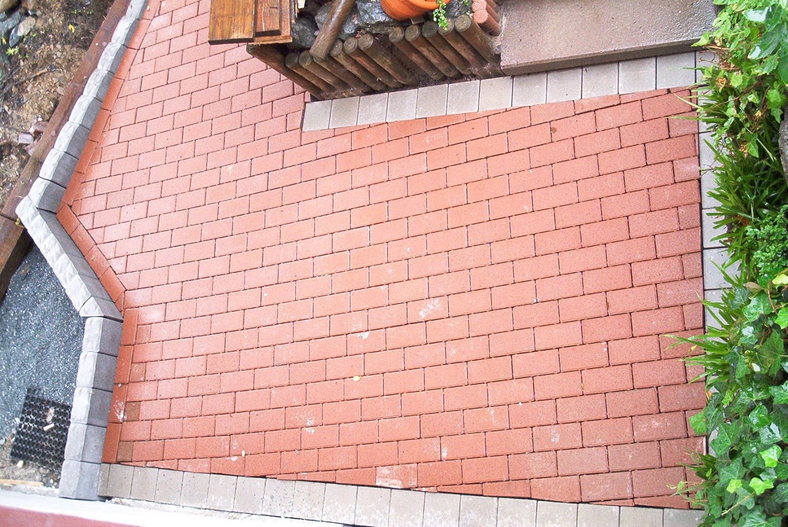 Weitere Pflasterarbeiten im Kellerbereich