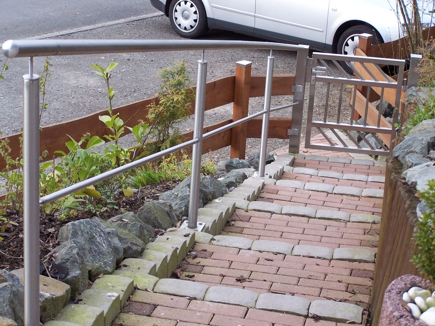 Die neue Treppe mit Edelstahlgeländer